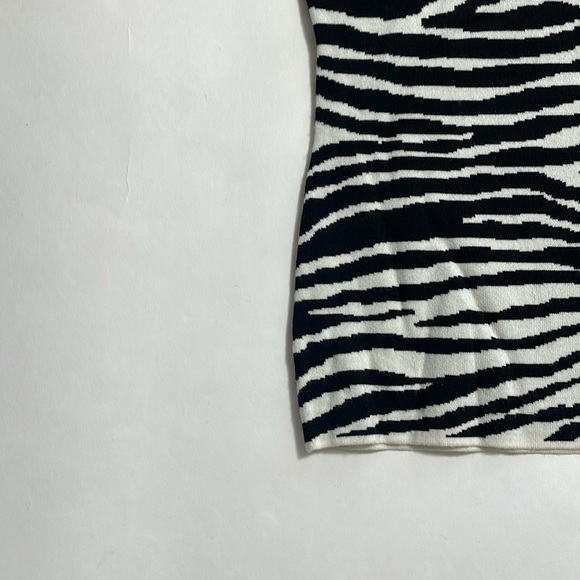 THEORY “Bering Zebra Print Tee” - Picture 6 of 7